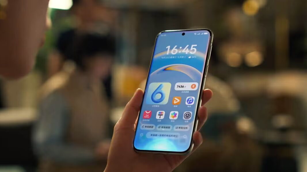 Смартфон Huawei HarmonyOS в руке человека