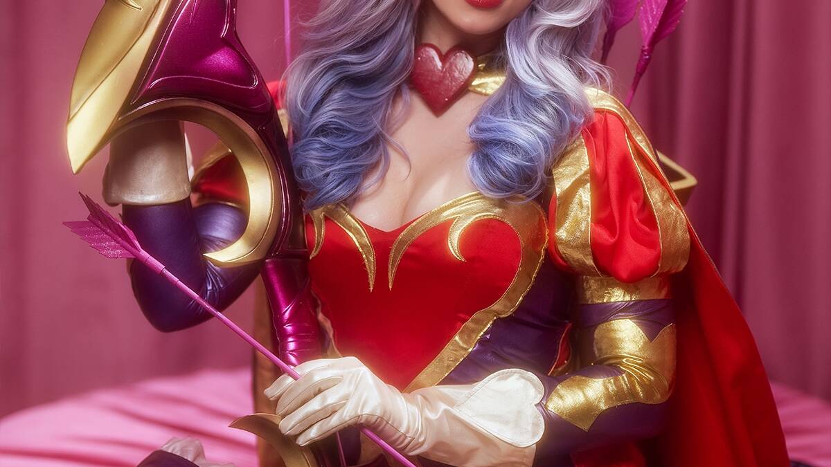 Российская модель KamikoZero в образе Сердцеедки Эш из League of Legends