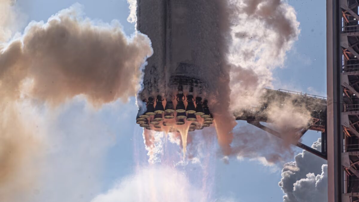 Ракета Starship SpaceX в полёте с доже火ющими газами и дымом