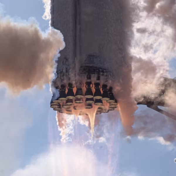 Ракета Starship SpaceX в полёте с доже火ющими газами и дымом