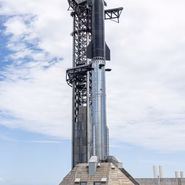 Ракета Starship на стартовой платформе во время строительства