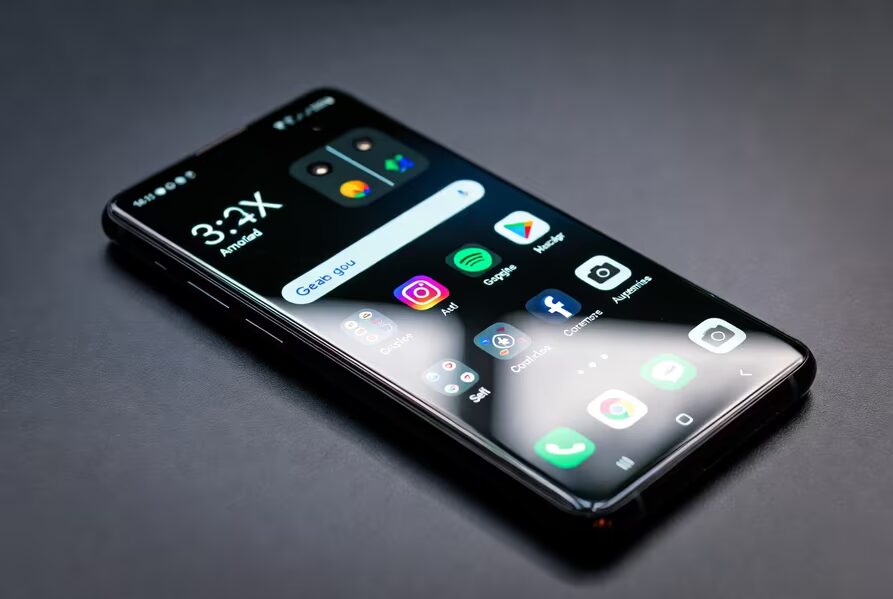 Смартфон Samsung Galaxy S23 Ultra на черном фоне