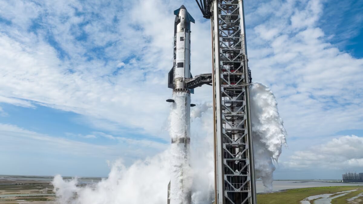 Ракета Starship SpaceX готовится к запуску на космодроме