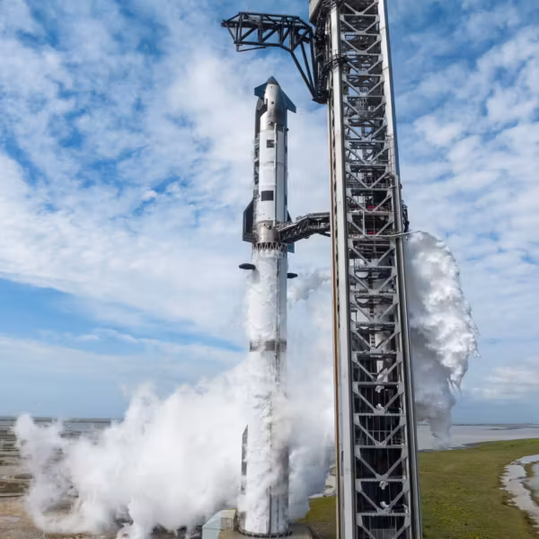 Ракета Starship SpaceX готовится к запуску на космодроме