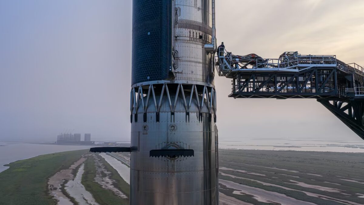 Космический корабль Starship SpaceX на стартовой платформе