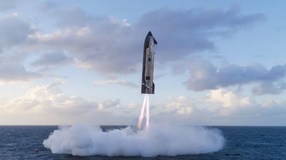 Капсула Starship V3 во время посадки на воду SpaceX
