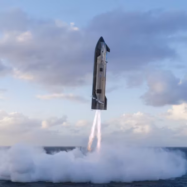 Капсула Starship V3 во время посадки на воду SpaceX
