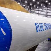 часть ракеты Blue Origin Amazon Leo внутри ангара