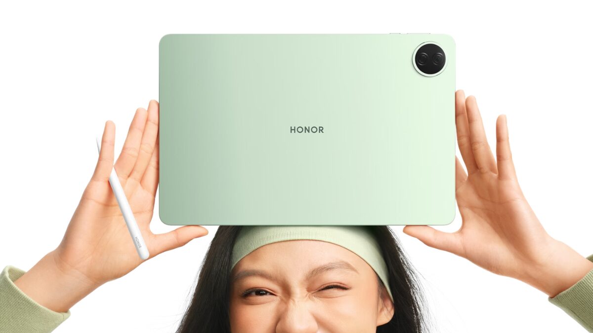 человек держит планшет Honor Pad 20 на голове