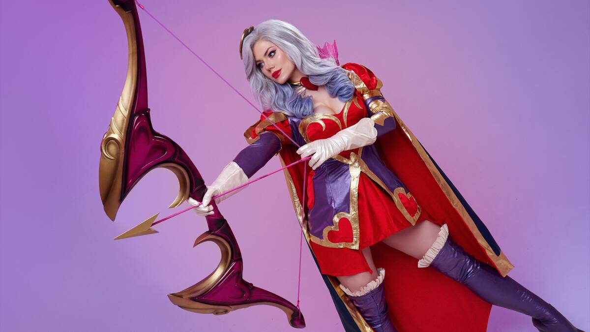 Россиянка KamikoZero в образе Сердцеедки Эш League of Legends
