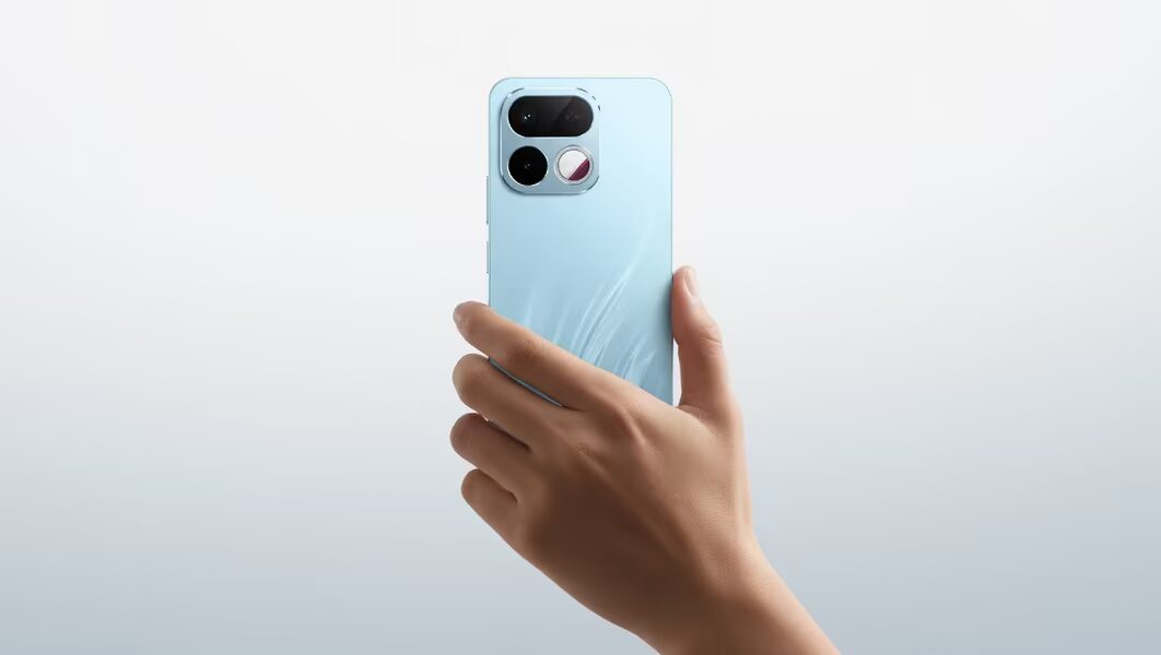 Realme 16T выйдет 22 мая с батареей на 8000 мА·ч 1 Человек держит синий смартфон Realme 16T в руке