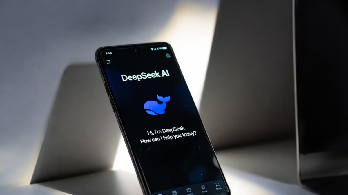 Мобильный телефон с приложением DeepSeek AI на экране