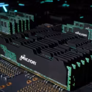 Модули памяти Micron DDR4 на материнской плате