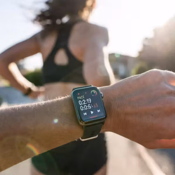 Умные часы Apple Watch на руке человека во время пробежки
