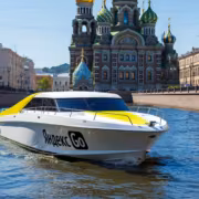 Лодка Яндекс Го на реке с видом на церковь Спас на крови