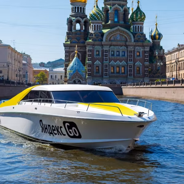 Лодка Яндекс Го на реке с видом на церковь Спас на крови