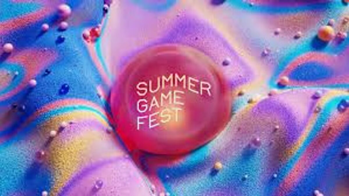 Круглый шар с надписью Summer Game Fest разноцветный фон