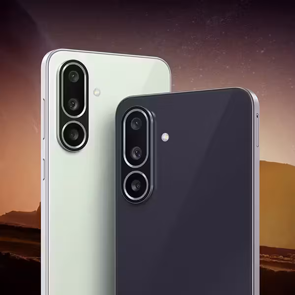 Два смартфона Samsung Galaxy M47 с тройной камерой