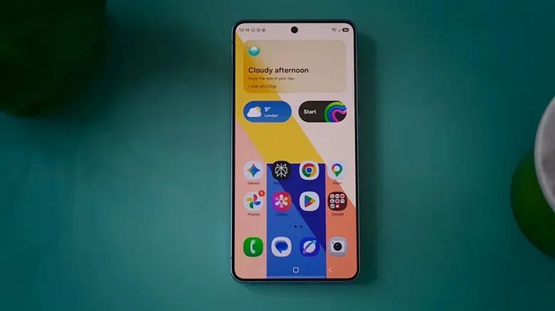 Смартфон Samsung Galaxy S26 с запущенным интерфейсом One UI 9