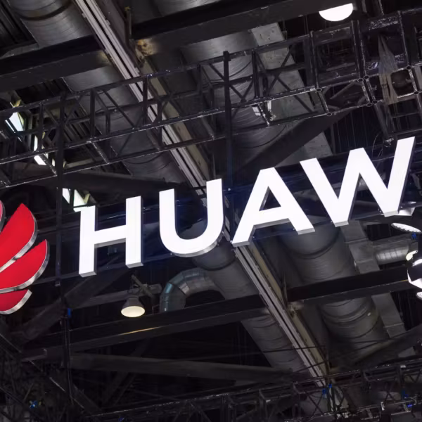 Логотип Huawei, освещённый неоновым светом