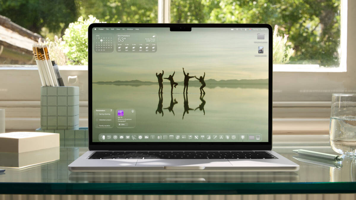 Ноутбук Apple MacBook с экраном Liquid Glass и рабочим столом