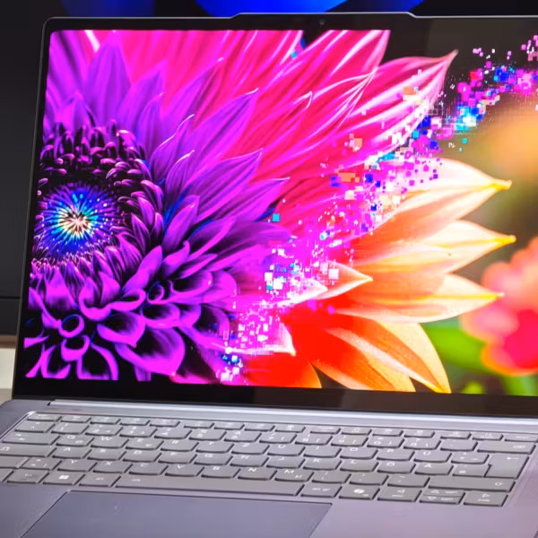 Ноутбук Lenovo Yoga Pro 7 с ярким дисплеем
