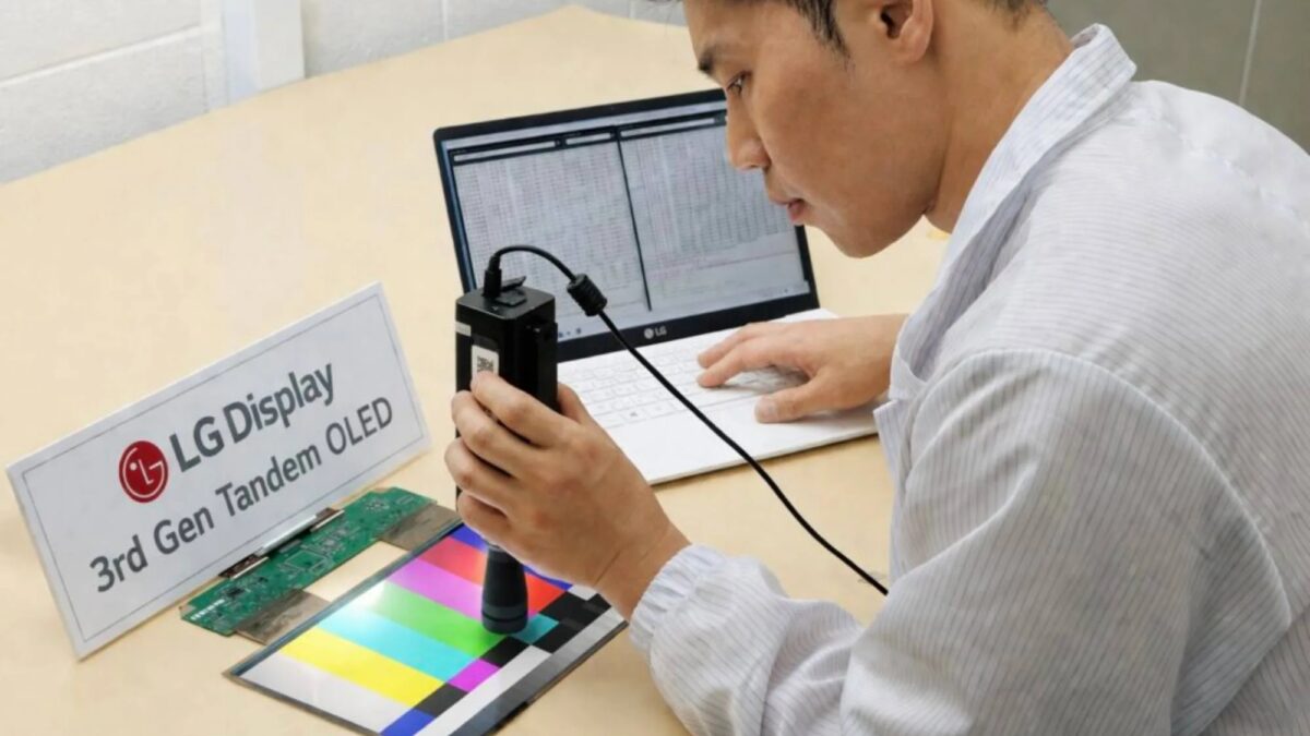Человек проводит тестирование LG Tandem OLED дисплей