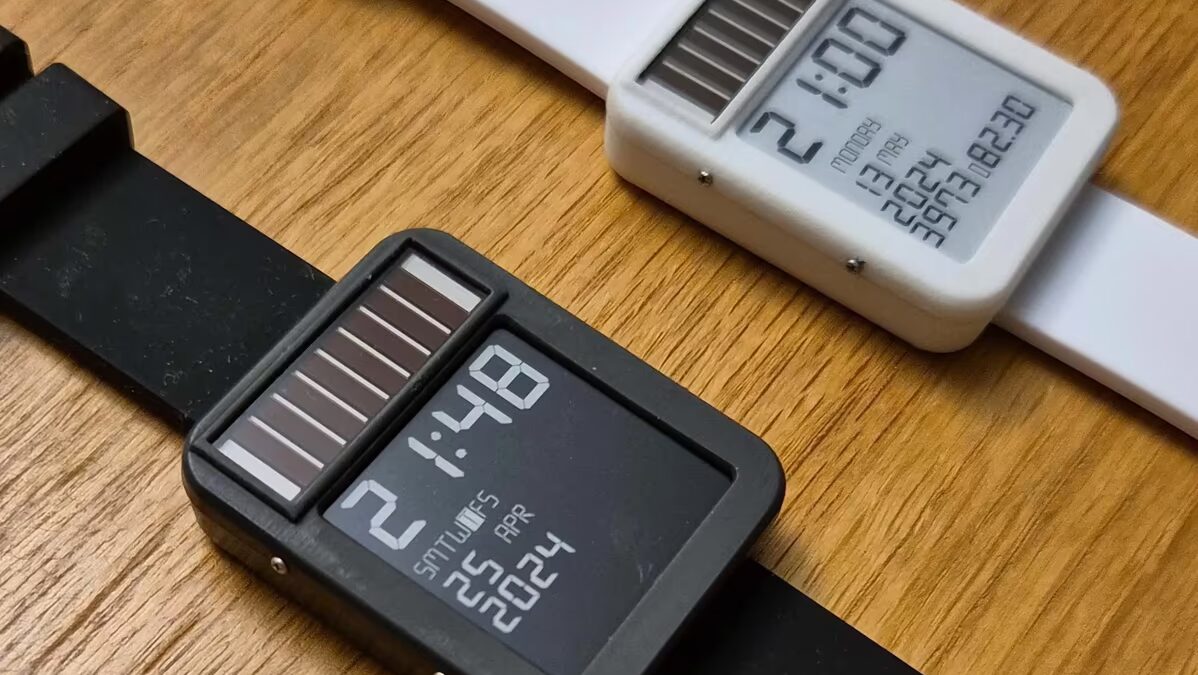 Две умные часы LightInk показывают время и дату