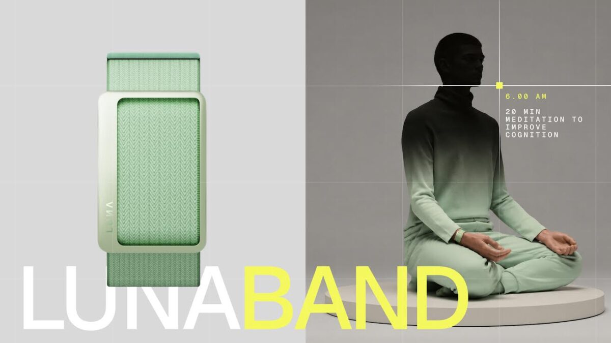 LUNA BAND браслет на белом фоне с подписью