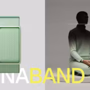 LUNA BAND браслет на белом фоне с подписью