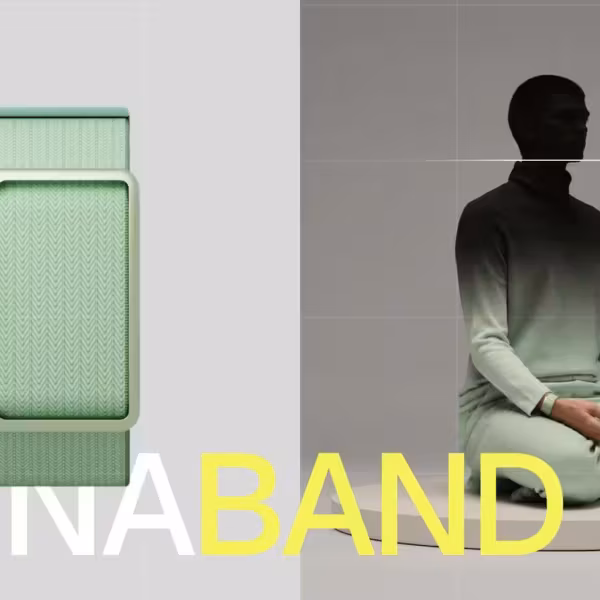 LUNA BAND браслет на белом фоне с подписью