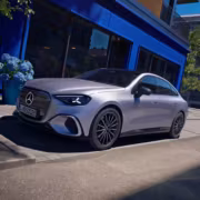Mercedes-Benz EQE электромобиль на улице