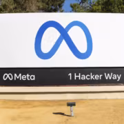 указатель на вход в Meta с логотипом Meta и названием