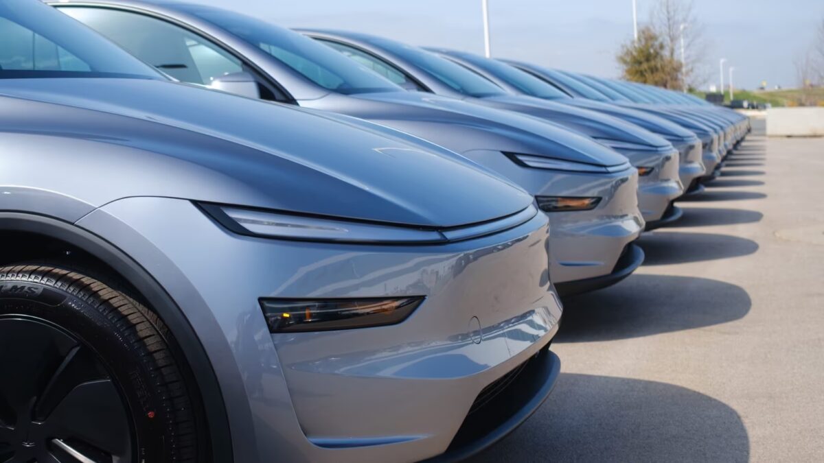 Несколько серых Tesla Model Y в ряд на парковке