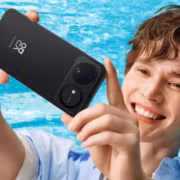 Мальчик снимает селфи с Huawei Nova 20.1 смартфон у бассейна