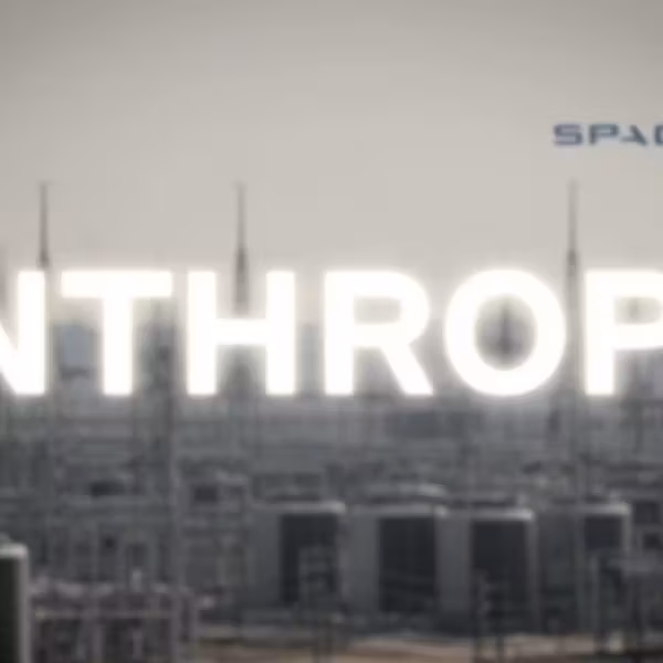 Билборд с логотипами Anthropic и SpaceX на крыше здания