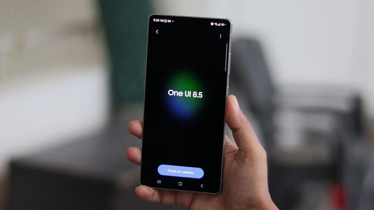 Смартфон Samsung Galaxy с экраном One UI 8.5 на нем