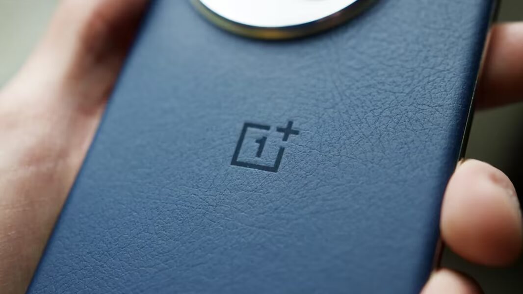 Задняя панель OnePlus с логотипом и зеркалом