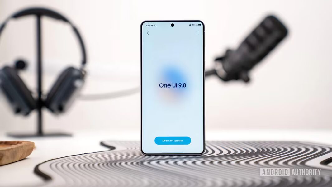 смартфон Samsung One UI 9.0 на переднем плане