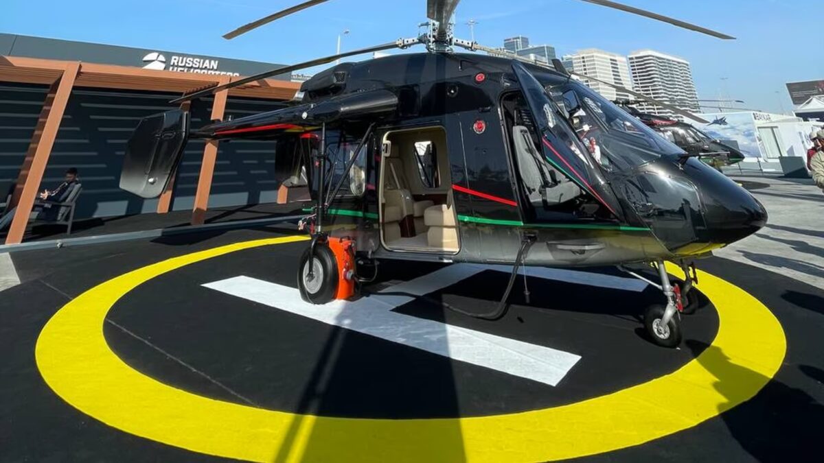 вертолёт Ка-226Т на вертолётной площадке с рулём и пассажирской кабиной