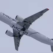 Самолет МС-21-210 в небе, вид сверху, крылья и двигатели