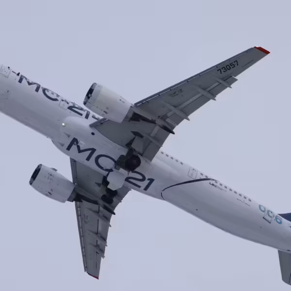 Самолет МС-21-210 в небе, вид сверху, крылья и двигатели