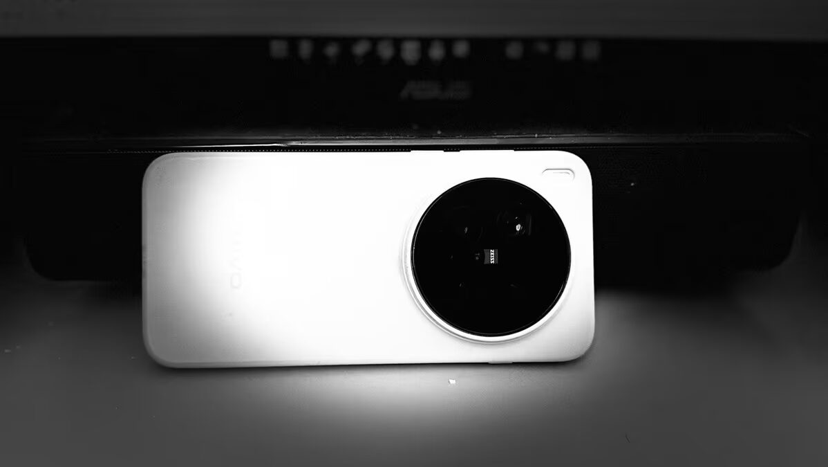 Белый смартфон Vivo X500 с крупной камерой