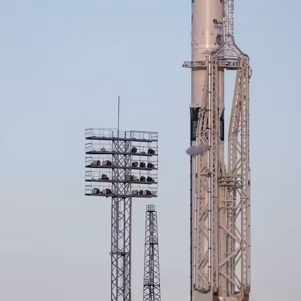 Ракета Союз-5 на космодроме с башнями и огнем