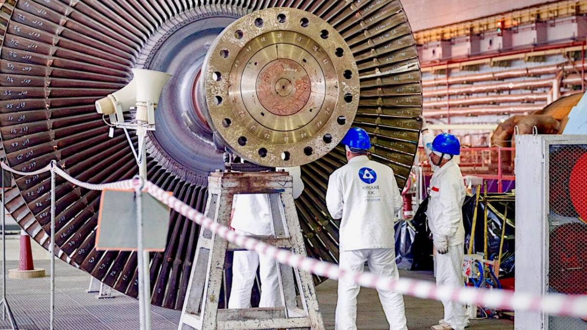 Специалисты в защитных шлемах вокруг реактора Курская АЭС ремонт блока РБМК-1000