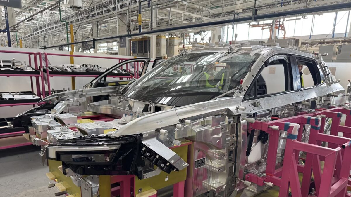 Кузов автомобиля Lada на сборочной линии в автоВАЗ с калибрами