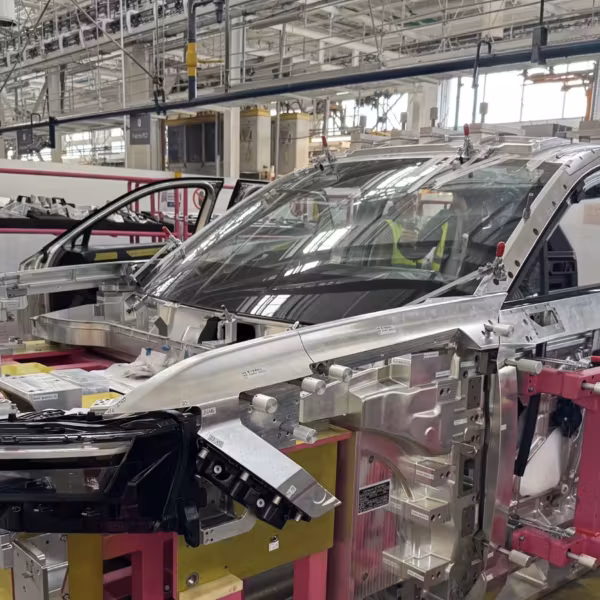Кузов автомобиля Lada на сборочной линии в автоВАЗ с калибрами