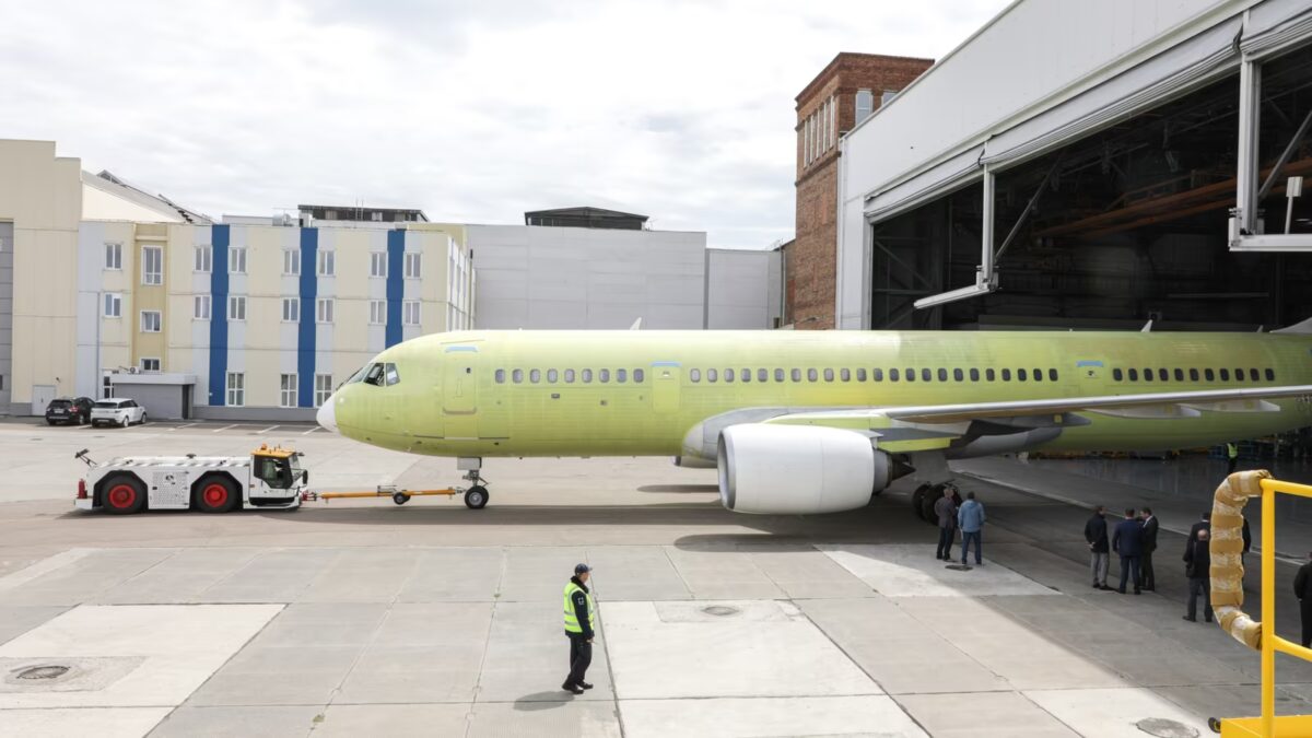 Самолет МС-21-310 на взлётной полосе перед посадочной рампой