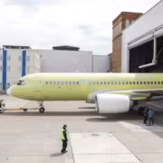 Самолет МС-21-310 на взлётной полосе перед посадочной рампой