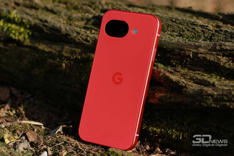 Красный Google Pixel телефон на деревянной поверхности